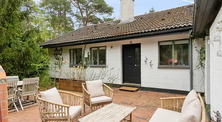 Moderniseret 70'er-sommerhus i skoven nær strand