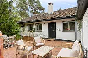 Moderniseret 70'er-sommerhus i skoven nær strand