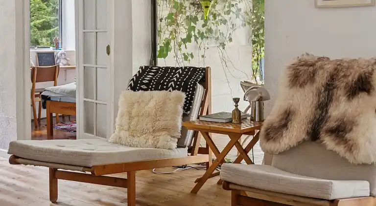 Moderniseret 70'er-sommerhus i skoven nær strand