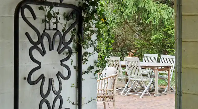 Moderniseret 70'er-sommerhus i skoven nær strand