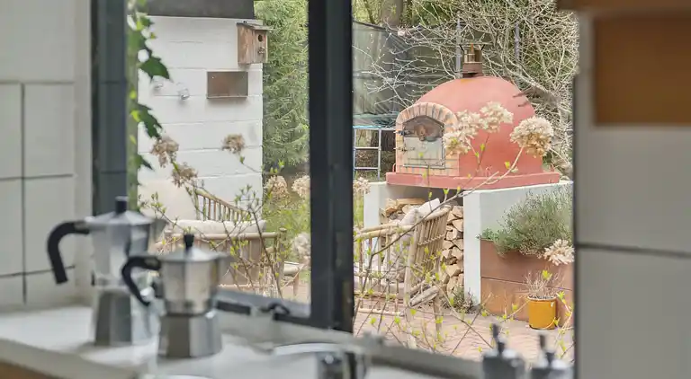 Moderniseret 70'er-sommerhus i skoven nær strand