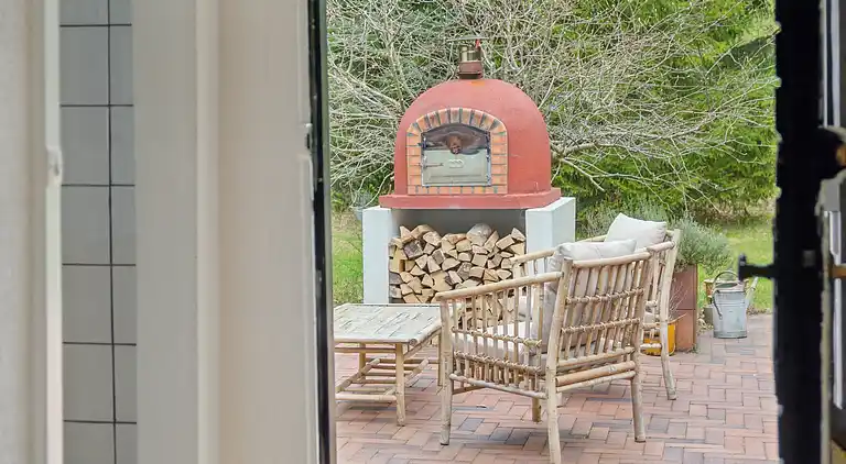 Moderniseret 70'er-sommerhus i skoven nær strand