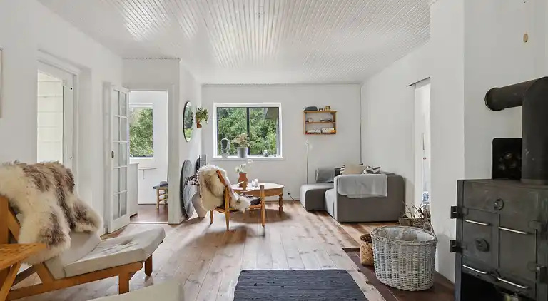 Moderniseret 70'er-sommerhus i skoven nær strand