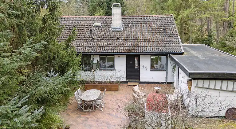 Moderniseret 70'er-sommerhus i skoven nær strand