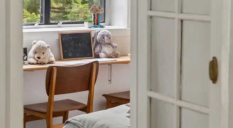 Moderniseret 70'er-sommerhus i skoven nær strand