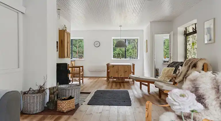 Moderniseret 70'er-sommerhus i skoven nær strand