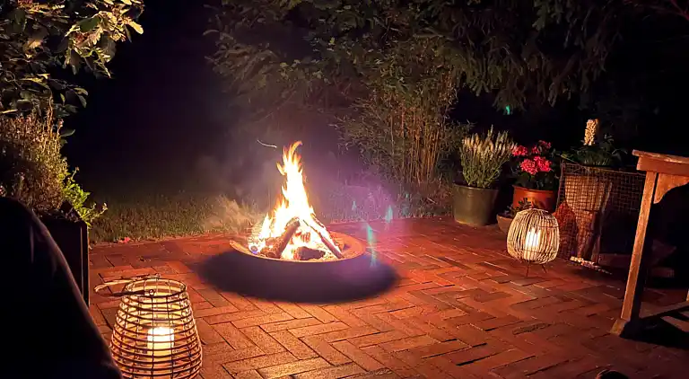 Moderniseret 70'er-sommerhus i skoven nær strand