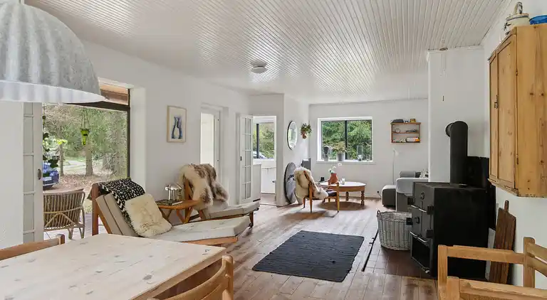 Moderniseret 70'er-sommerhus i skoven nær strand