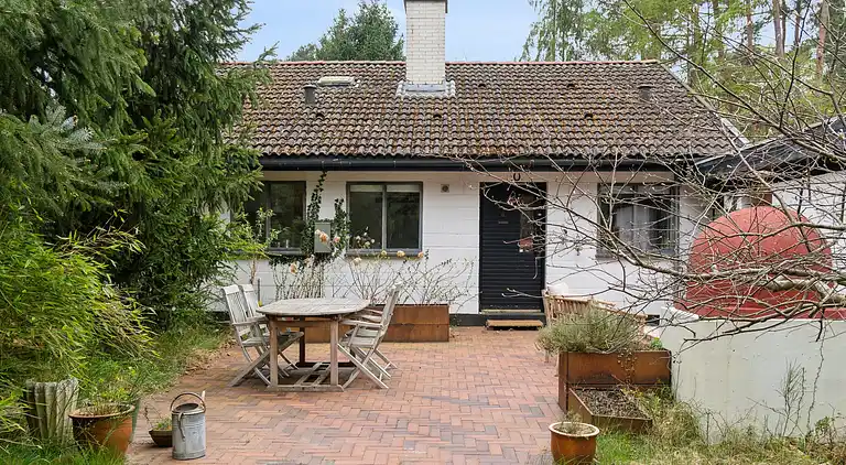 Moderniseret 70'er-sommerhus i skoven nær strand