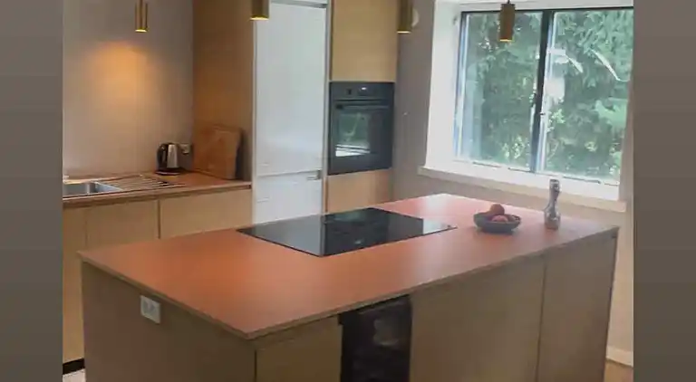 Moderniseret 70'er-sommerhus i skoven nær strand