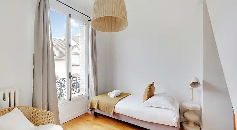 Apartment in Bécon-les-Bruyères