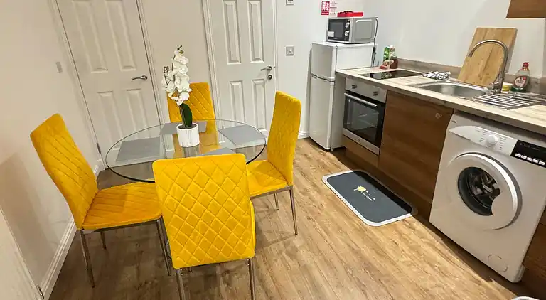 Apartment 3- 216 high Street