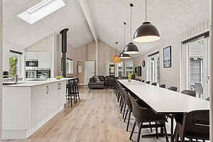 Välinredd lyxsommarstuga för 24 personer vid Henne strand