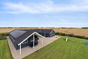 Schönes Luxusferienhaus mit Pool in Hostrup Strand am Limfjo