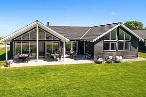 Modernt hus med pool för 16 personer i Östersjöorten Olpenit