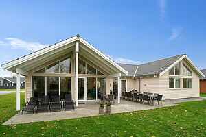 Holiday home for 18 people on the Baltic Sea with pool and a