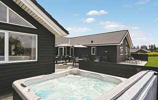 Large pool house with space for up to 20 people in Nr. Lyngb