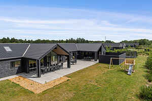 Feriehus ved Houstrup Strand med aktivitetsmuligheter og pla