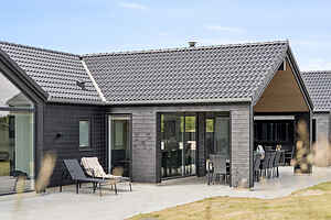 Spacious pool house located in beautiful surroundings by the