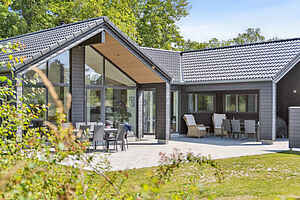 Luksussommerhus til 14 personer med aktivitetsrum og pool