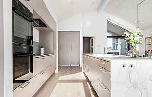 Moderne poolhus nær Løkken Strand med plads til 18 personer,