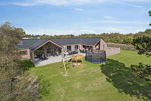 Stort poolhus med plads til hele familien – luksuriøst somme