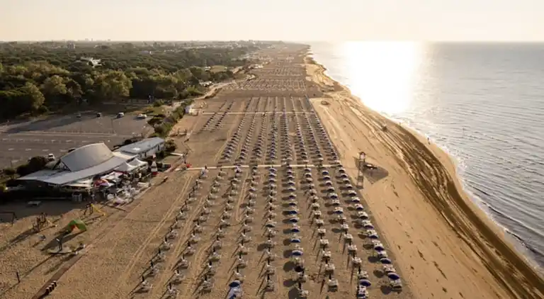 Bibione apartment with pool and solarium access