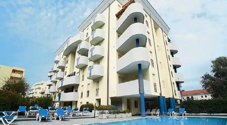 Bibione apartment with pool and solarium access