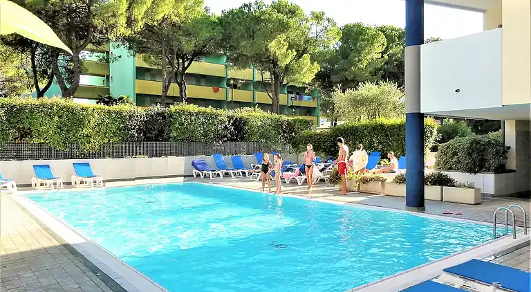 Bibione apartment with pool and solarium access