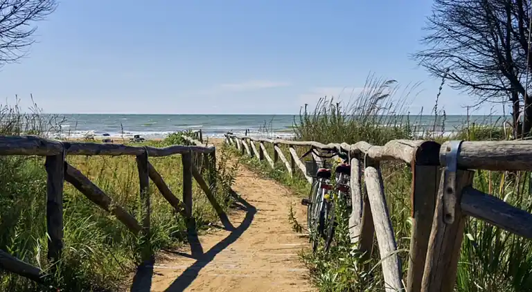 Bibione apartment with pool and solarium access