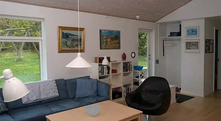 Sandkås med havudsigt, sandstrand og klipper