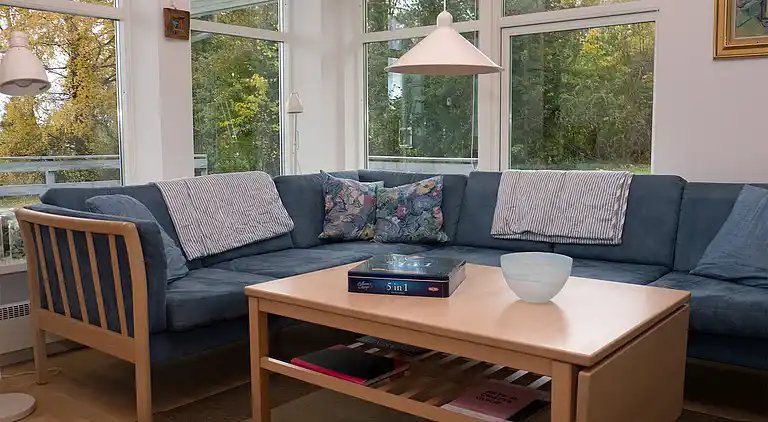 Sandkås med havudsigt, sandstrand og klipper