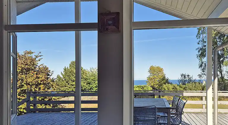 Sandkås med havudsigt, sandstrand og klipper