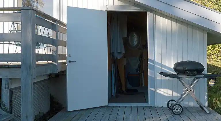 Sandkås med havudsigt, sandstrand og klipper