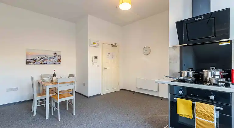 The Elderns • Netflix • Shop • Kostenlose Parkplätze • A1