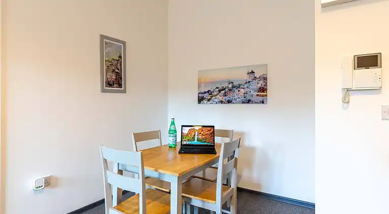 The Elderns • Netflix • Shop • Kostenlose Parkplätze • A1