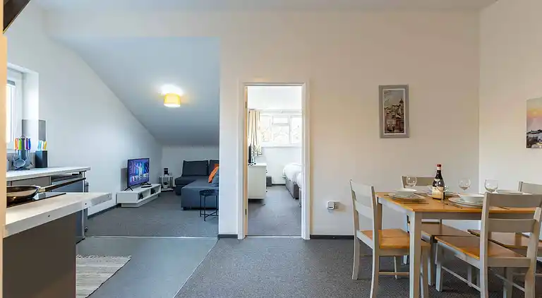 The Elderns • Netflix • Shop • Kostenlose Parkplätze • A1