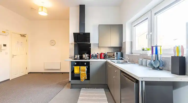 The Elderns • Netflix • Shop • Kostenlose Parkplätze • A1