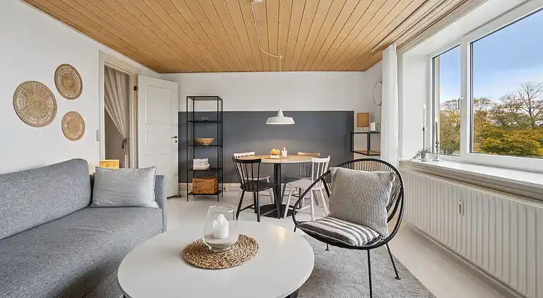 Smuk indrettet 2 værelses lejlighed med havudsigt