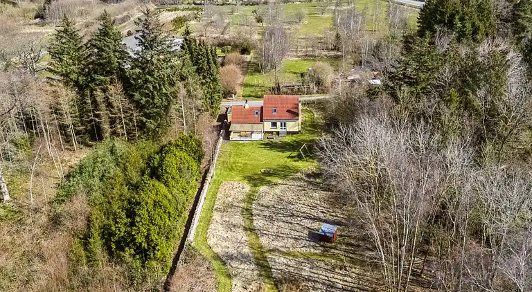 Geräumiges Ferienhaus auf großem Naturgrund