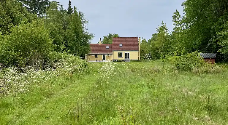 Geräumiges Ferienhaus auf großem Naturgrund