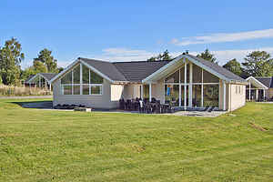 Poolhus med spa, sauna og vannsklie