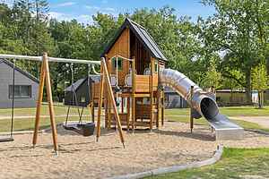 Spacious holiday home for 18 with pool