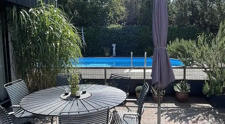 Ferienhaus mit Pool, Terrassen und Strandnähe