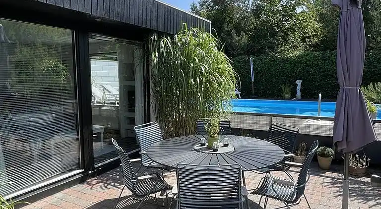 Ferienhaus mit Pool, Terrassen und Strandnähe