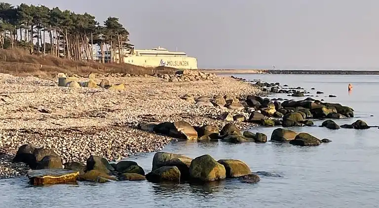 Ferienhaus mit Pool, Terrassen und Strandnähe