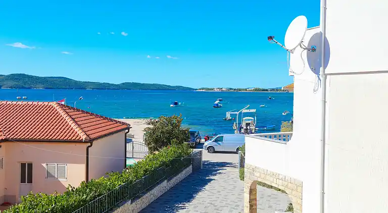 2-Zimmer-Ferienwohnung am Strand Brodarica (Sibenik)