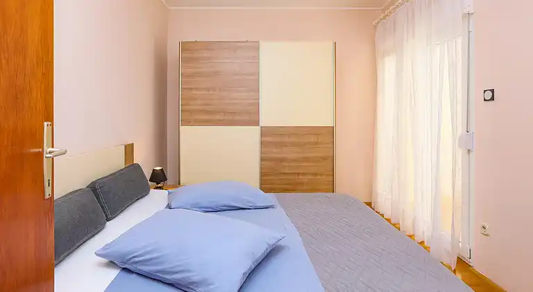2-Zimmer-Ferienwohnung am Strand Brodarica (Sibenik)