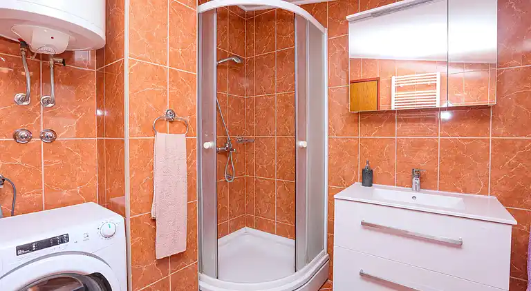 2-Zimmer-Ferienwohnung am Strand Brodarica (Sibenik)