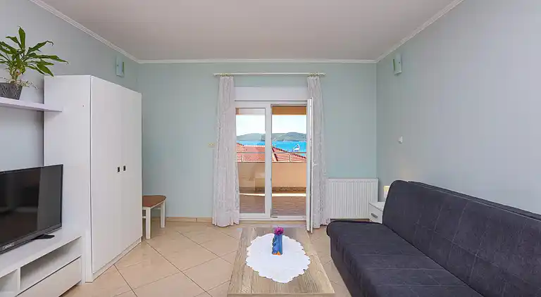 2-Zimmer-Ferienwohnung am Strand Brodarica (Sibenik)